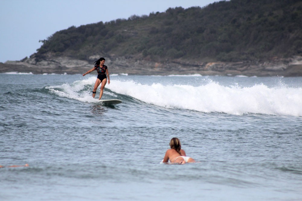 Marta Caparrós haciendo surf